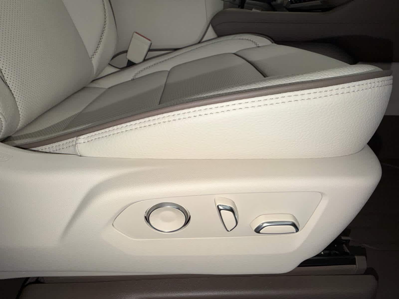 2026 GMC Yukon Denali - Photo 30