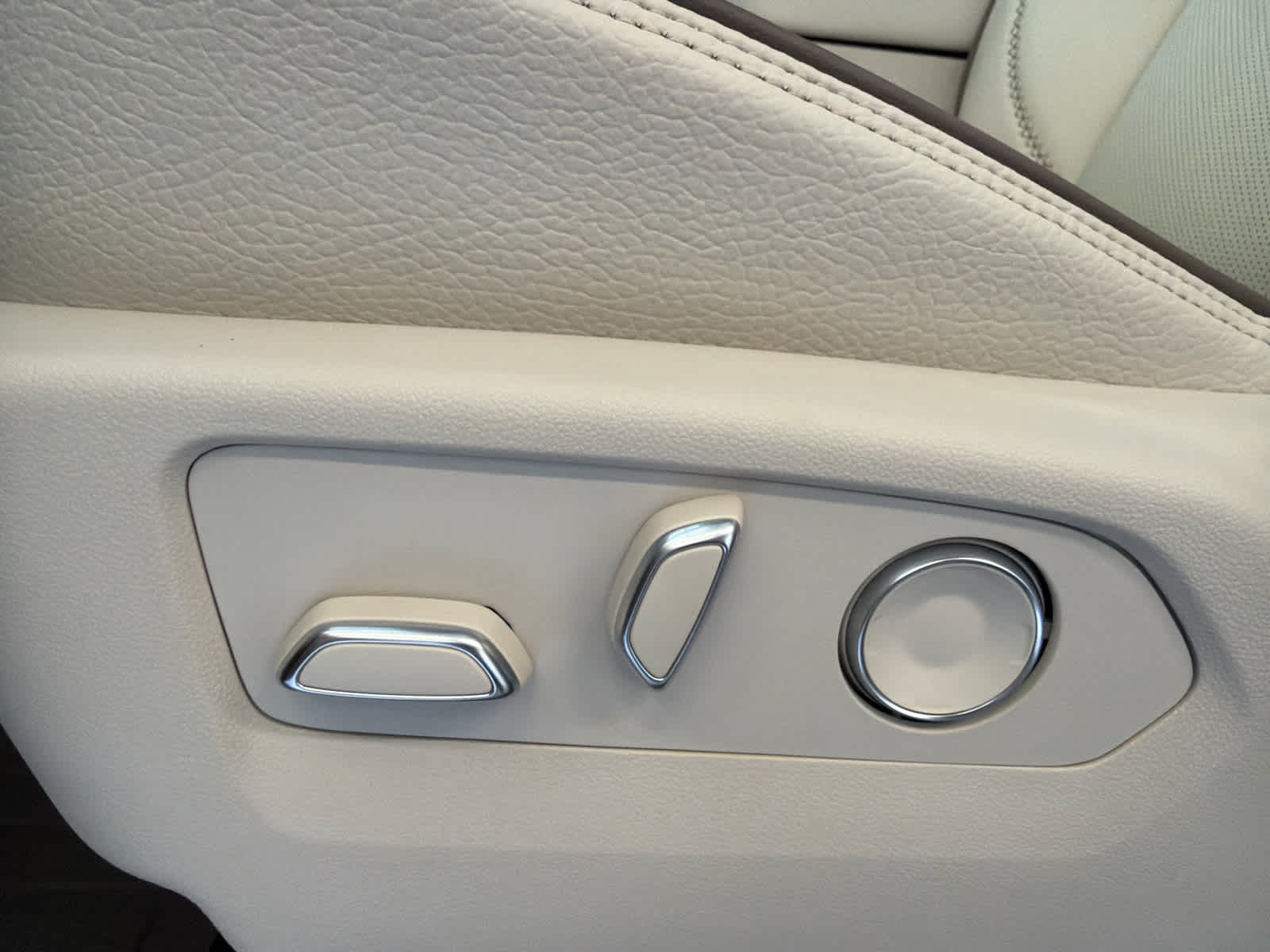 2026 GMC Yukon Denali - Photo 17
