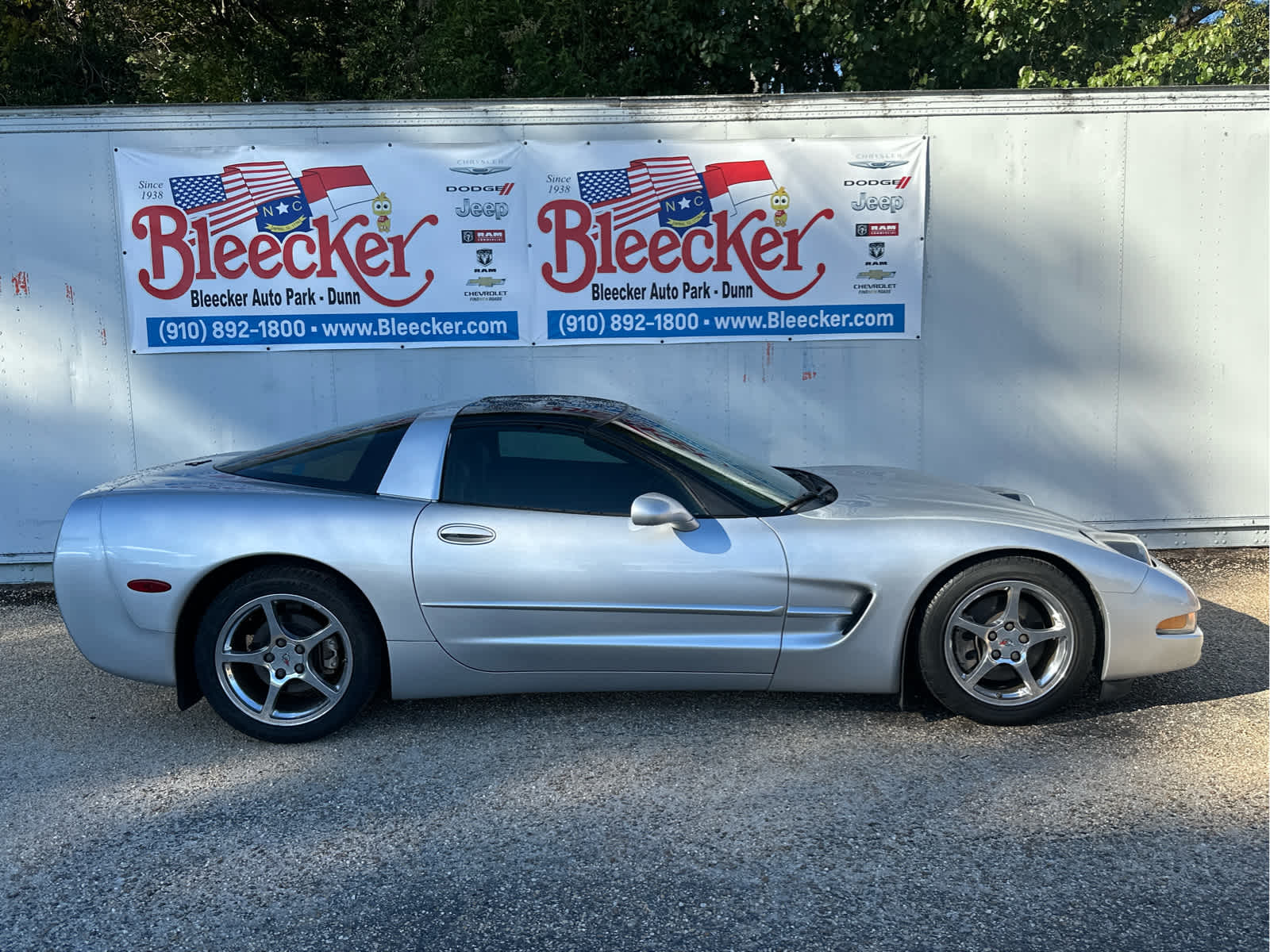 2002 Chevrolet Corvette photo 2