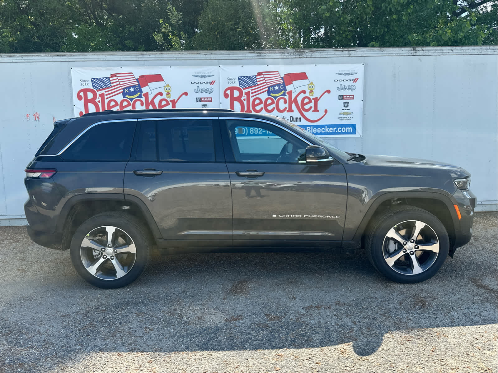 2025 Jeep Grand Cherokee Limited photo 2