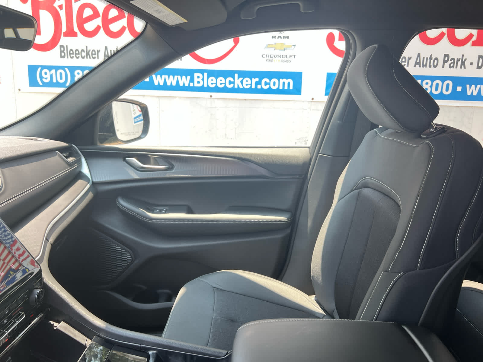 2025 Jeep Grand Cherokee Laredo - Photo 35