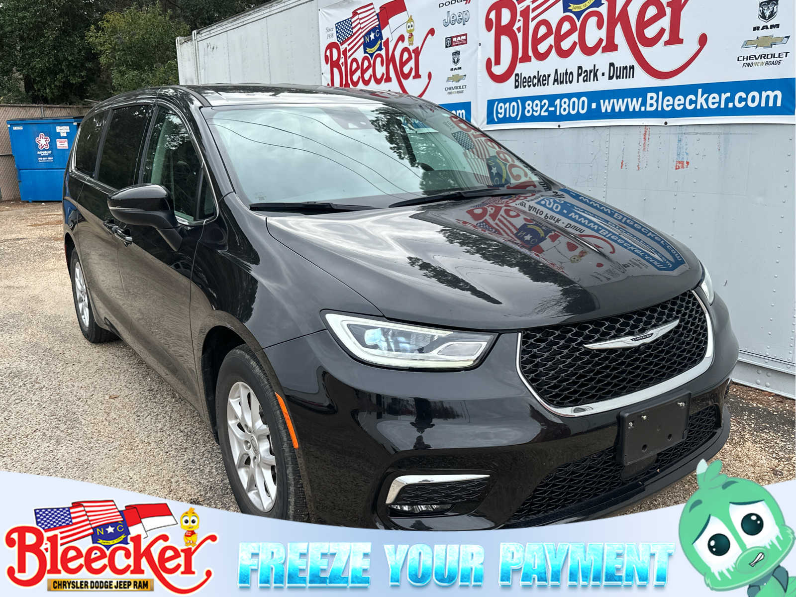 2023 Chrysler Pacifica Touring L's photo