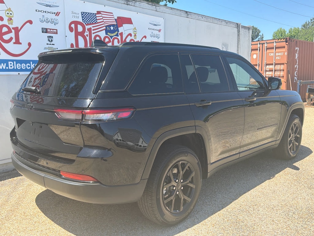 Used 2025 Jeep Grand Cherokee Altitude SUV