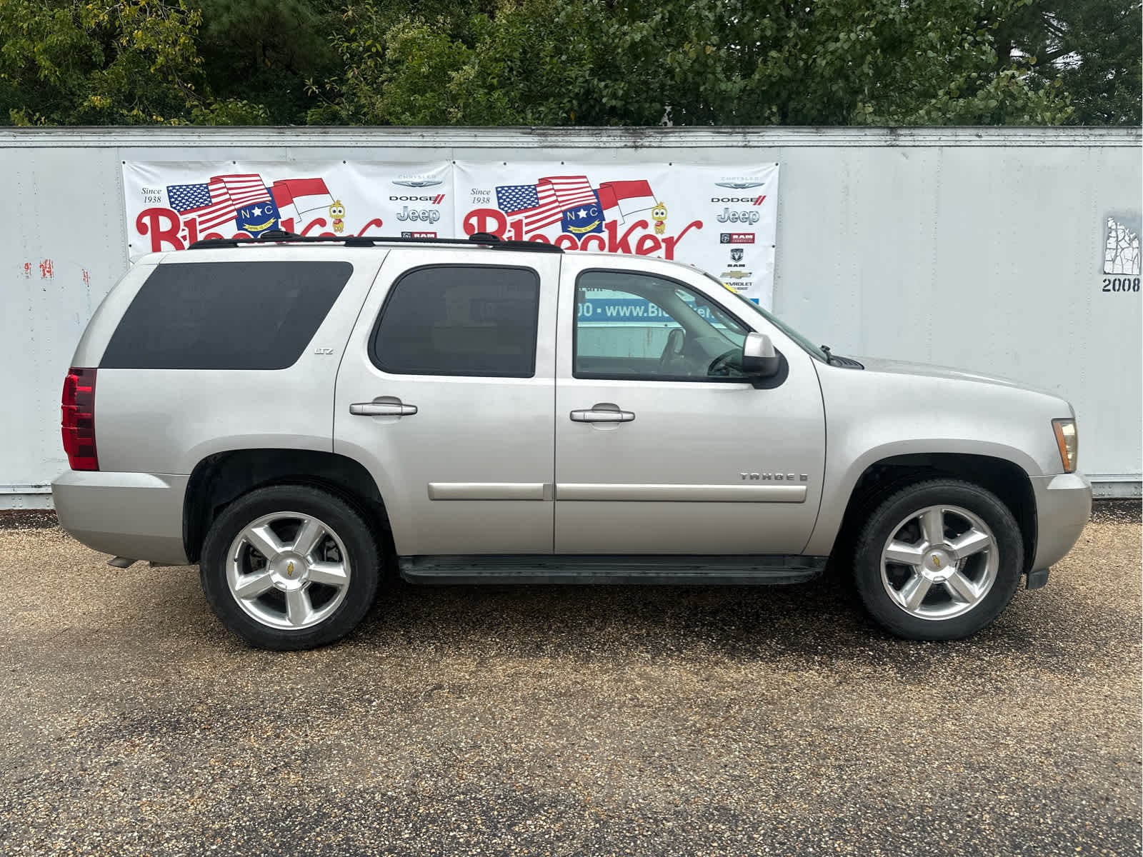 2007 Chevrolet Tahoe LTZ photo 2