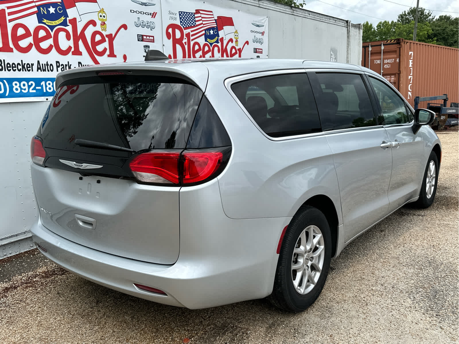 2023 Chrysler Voyager LX photo 3