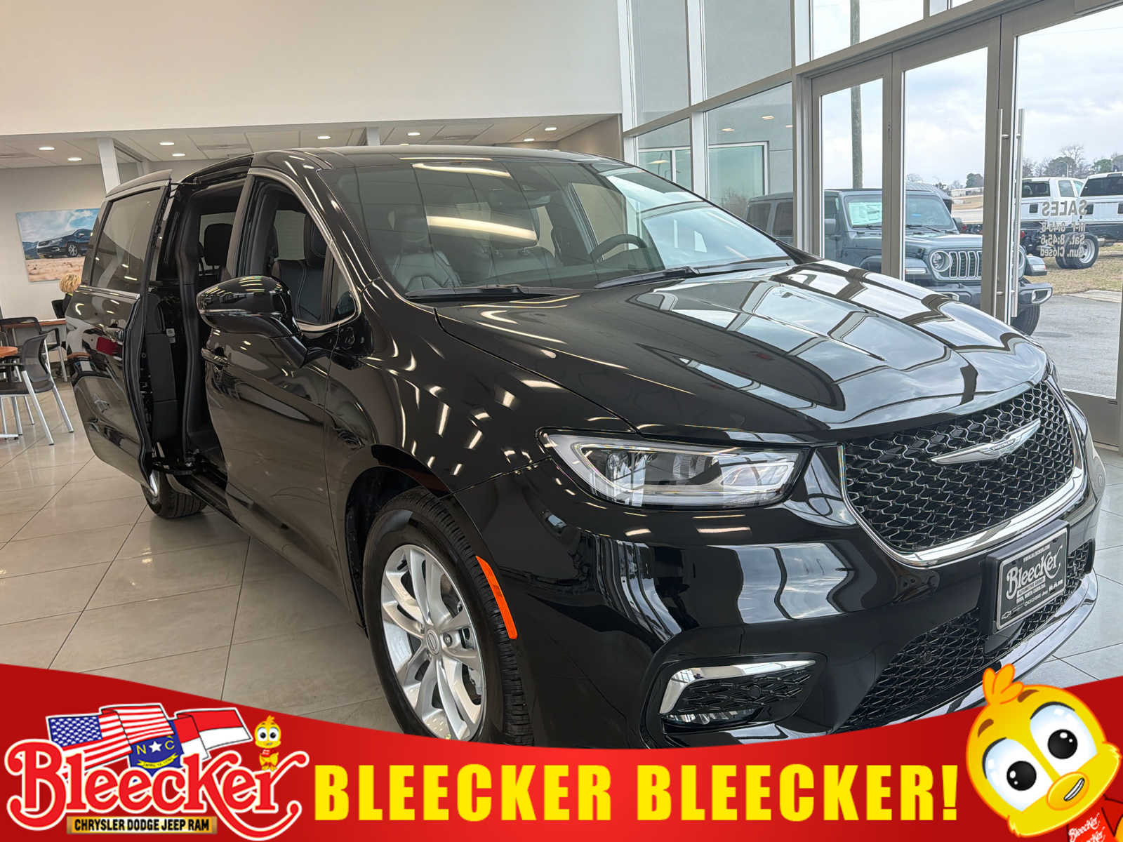 2026 Chrysler Pacifica Select's photo