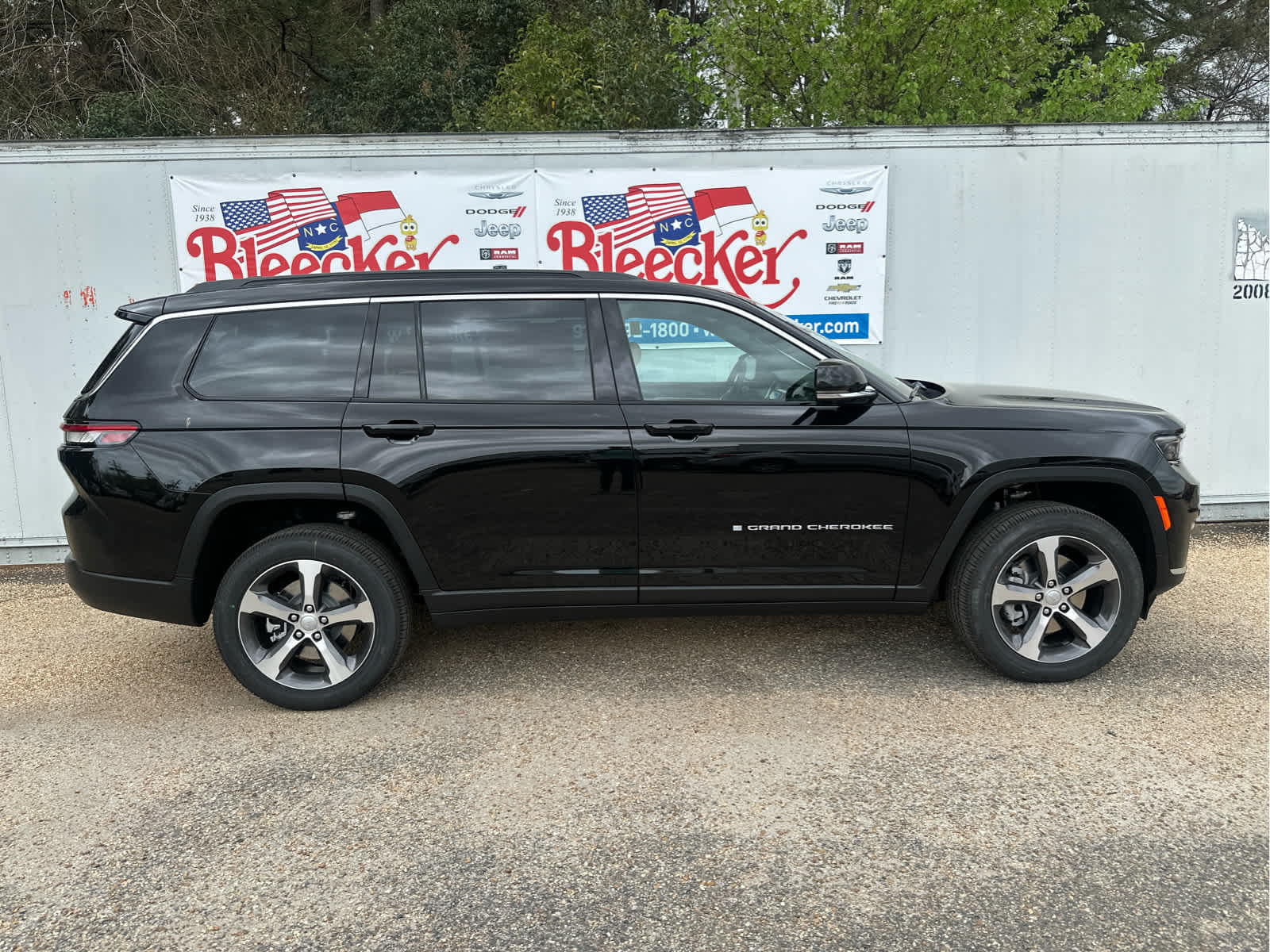 2025 Jeep Grand Cherokee L photo 2
