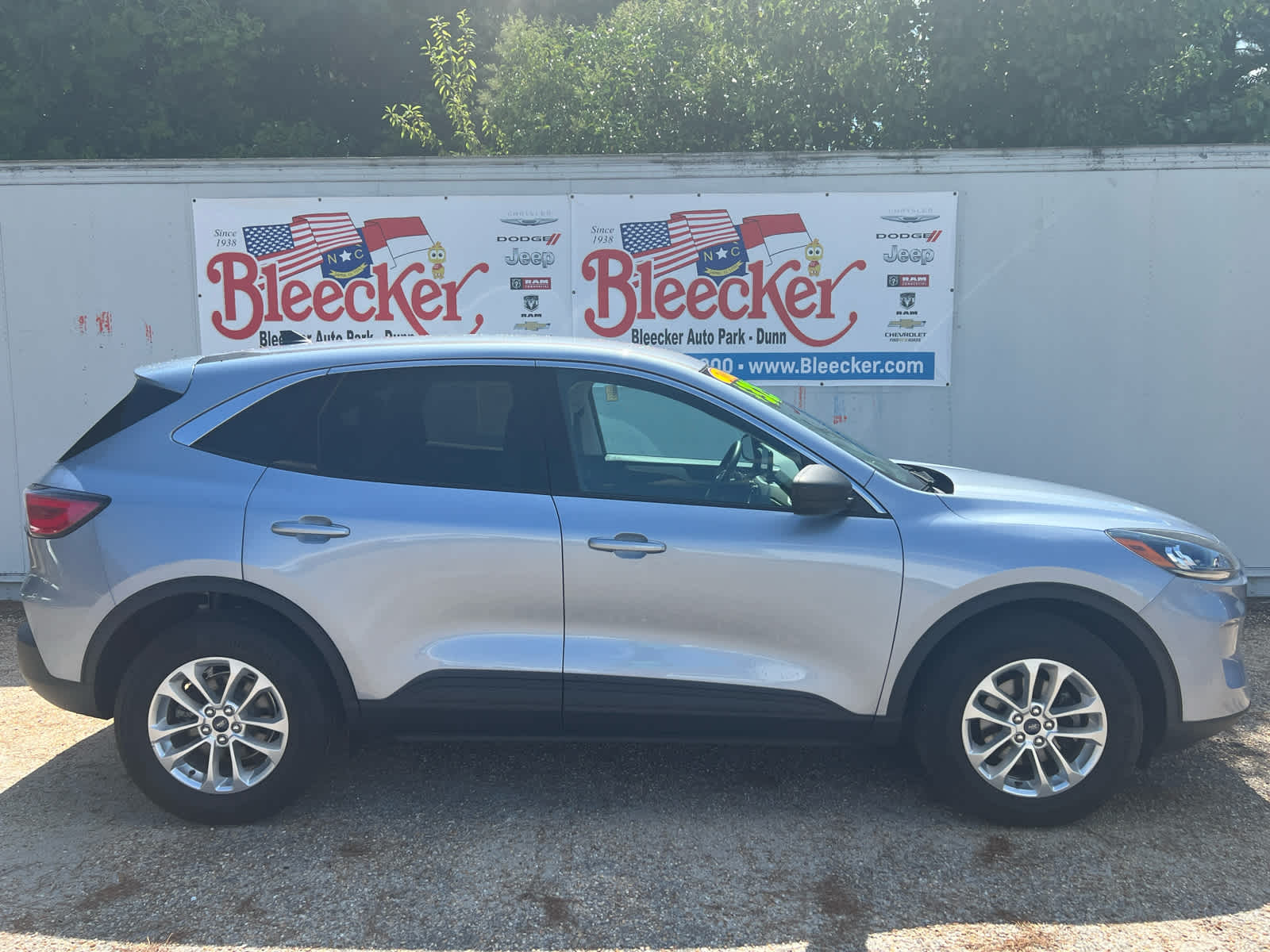 2022 Ford Escape SE photo 2