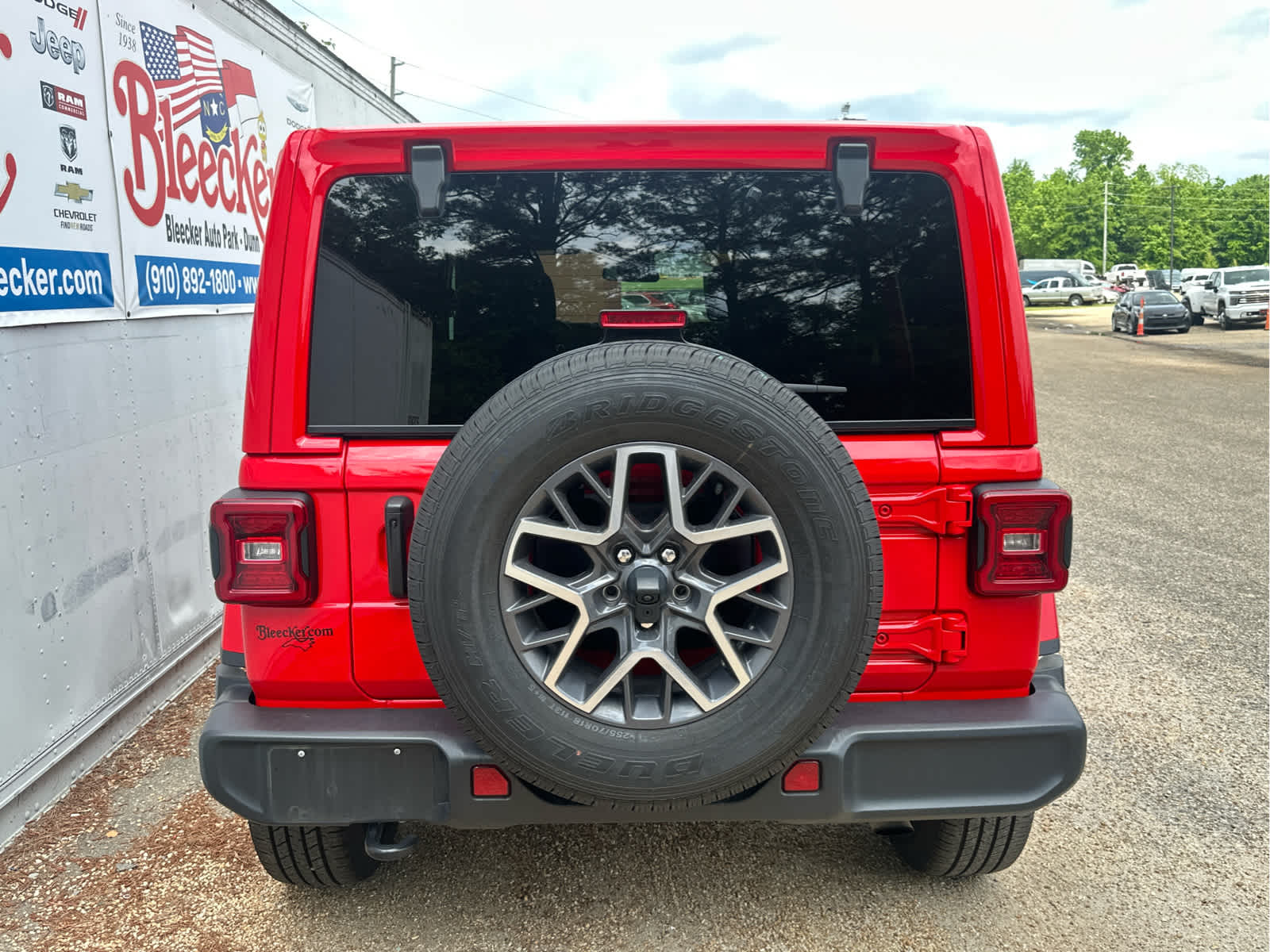 2024 Jeep Wrangler Sahara photo 4