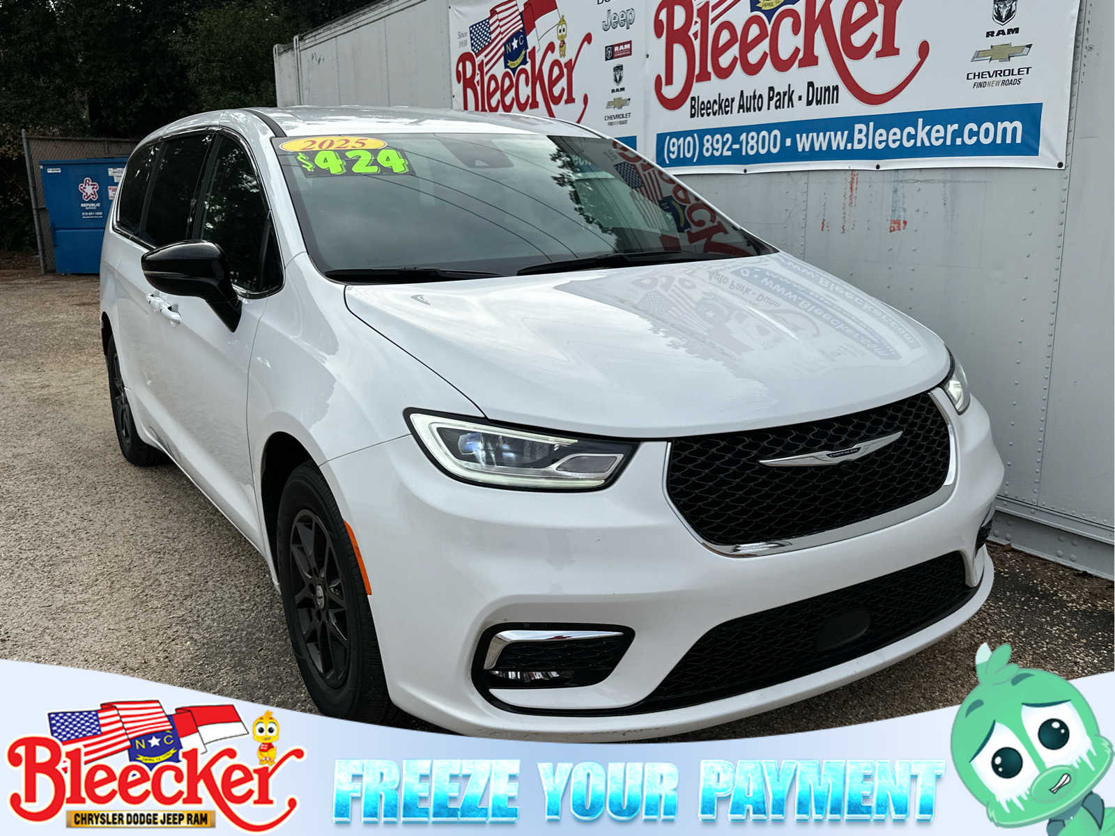 2025 Chrysler Pacifica Select's photo