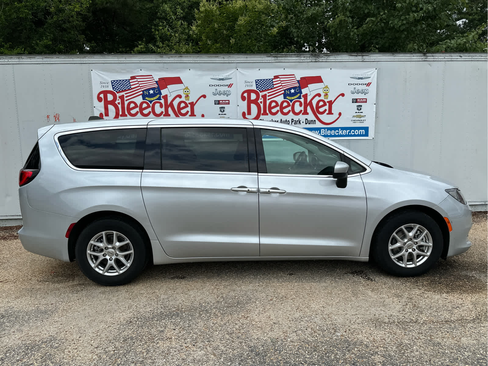 2023 Chrysler Voyager LX photo 2