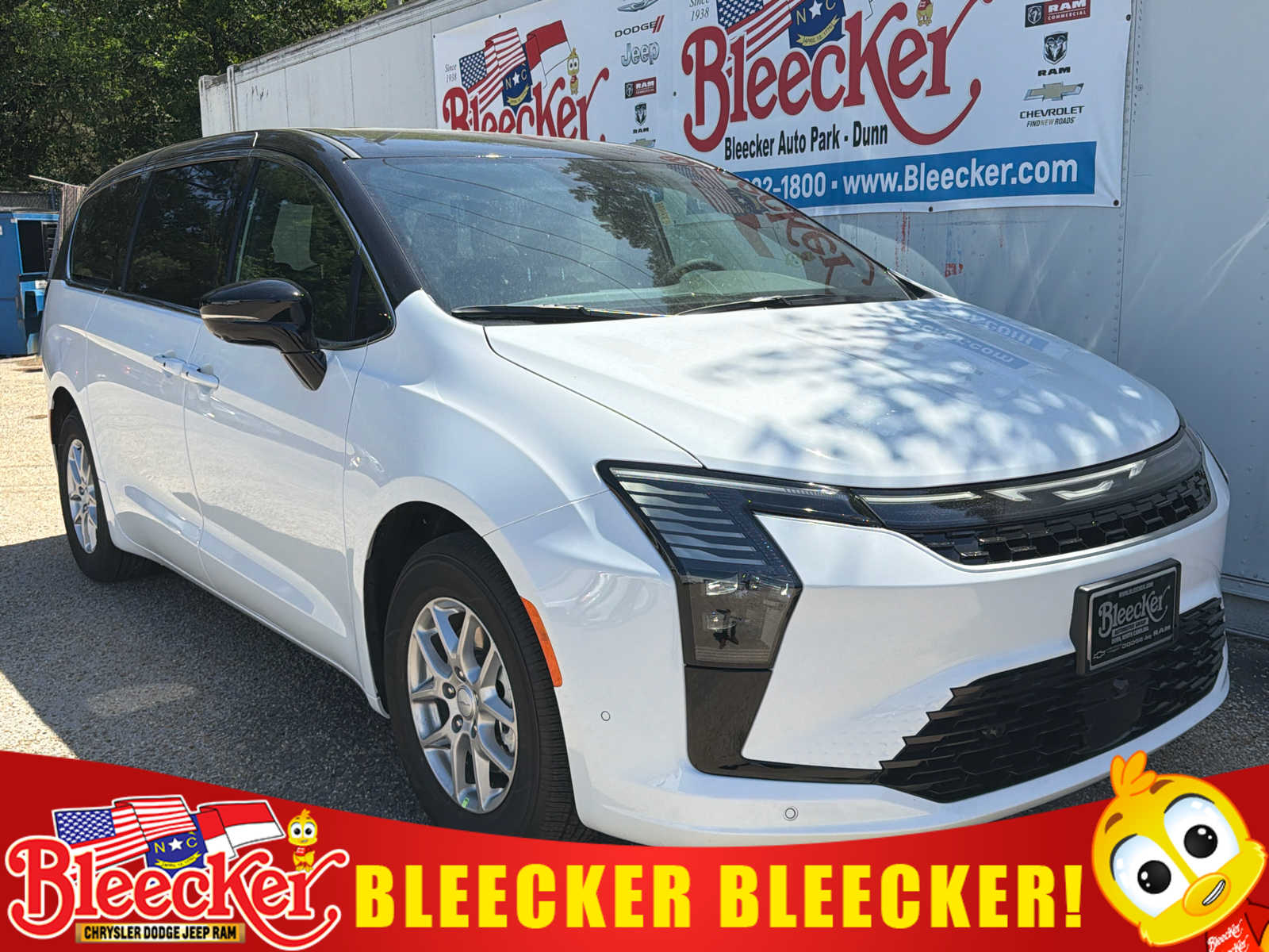 2027 Chrysler Pacifica Select's photo