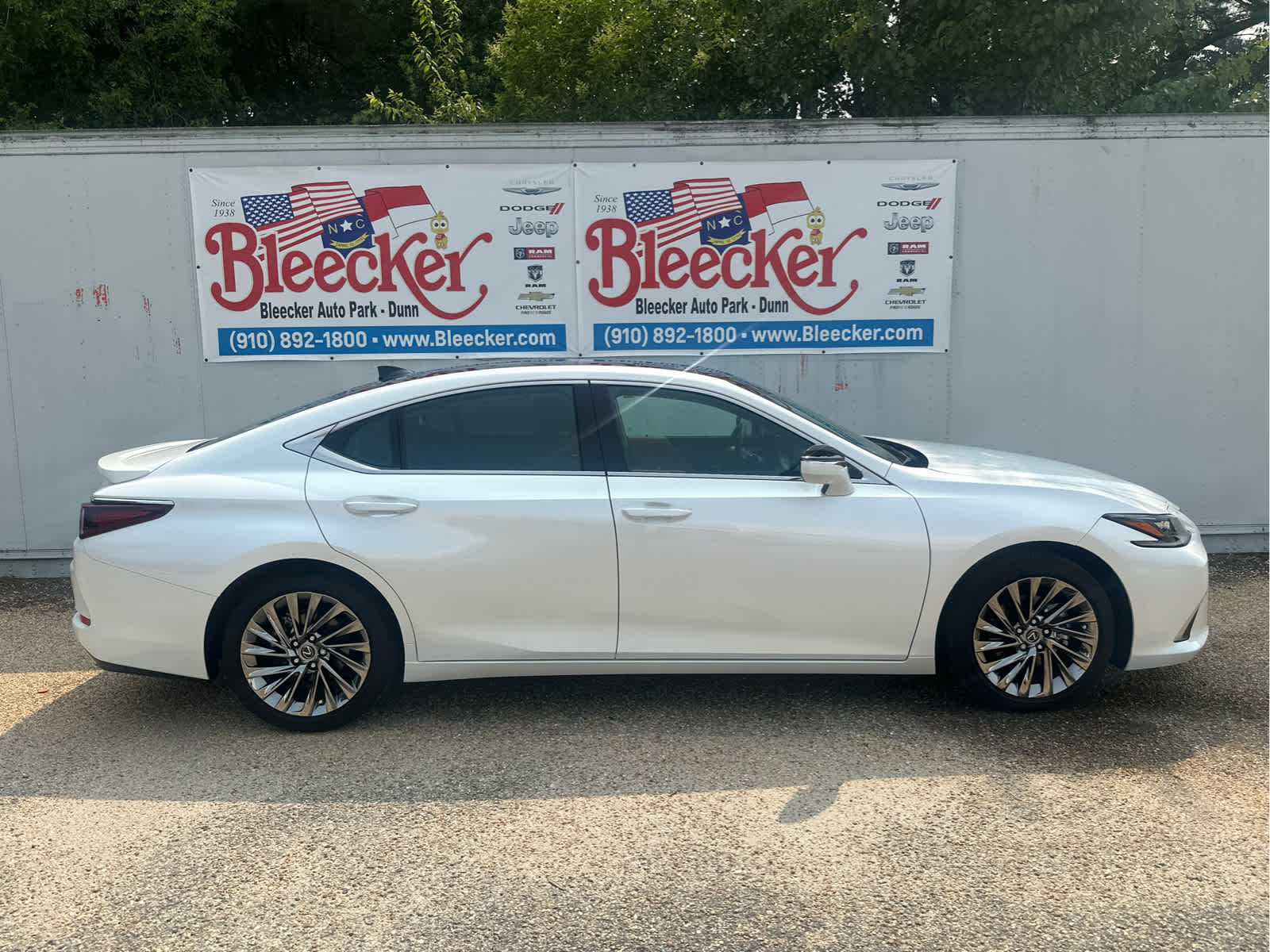 2024 Lexus ES 350 Ultra Luxury photo 2