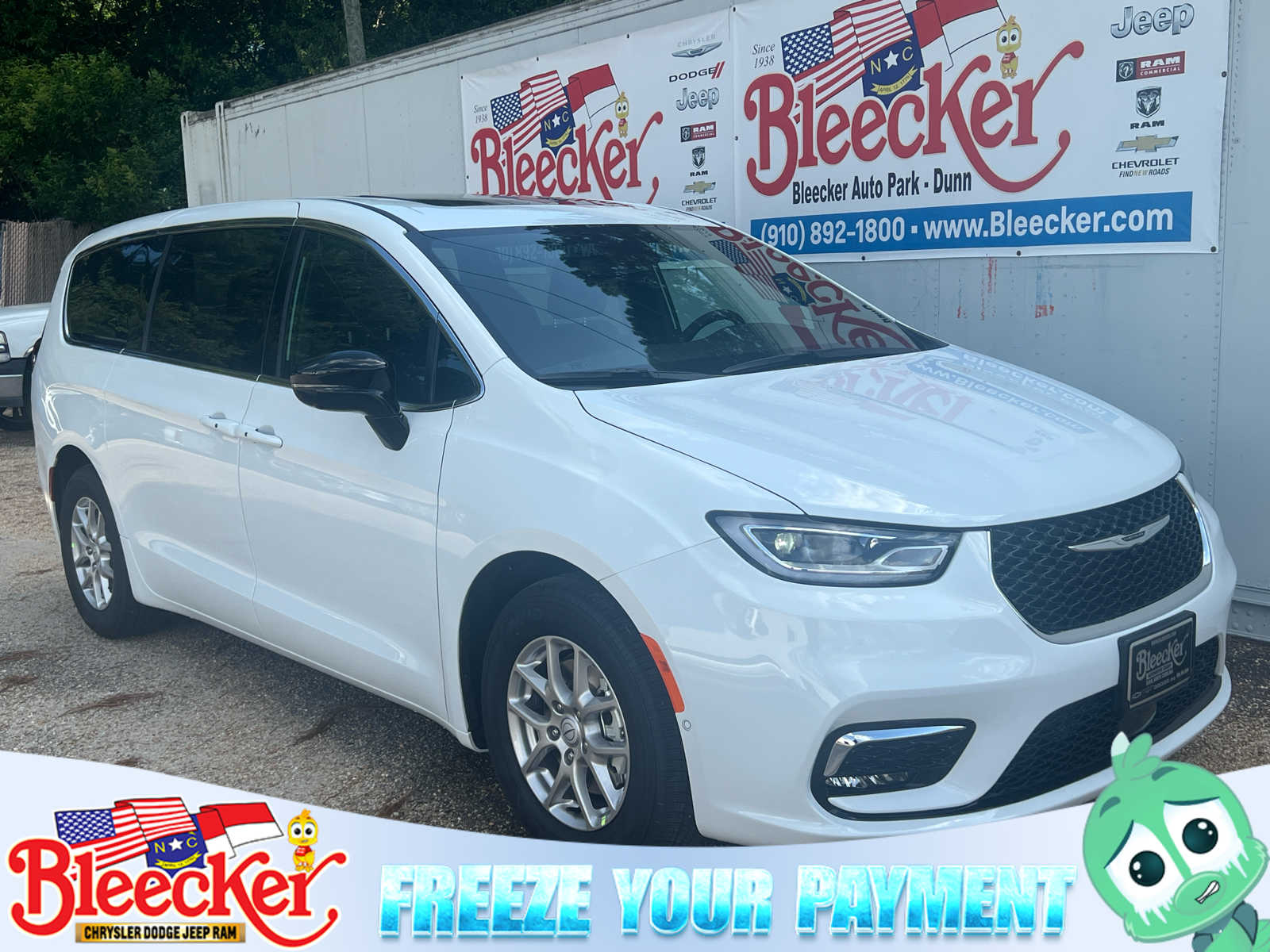 2025 Chrysler Pacifica Select's photo