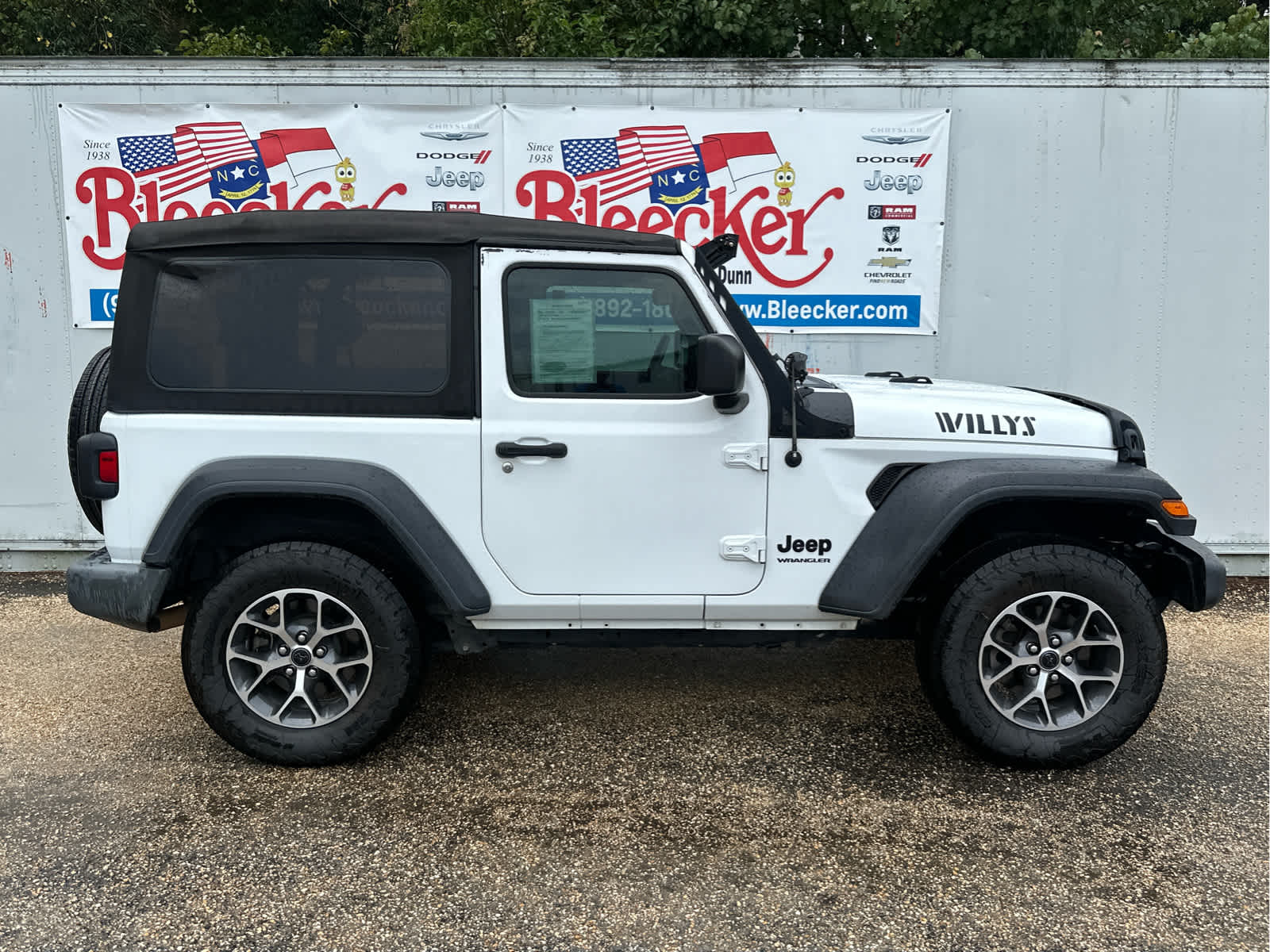 2021 Jeep Wrangler Willys photo 2