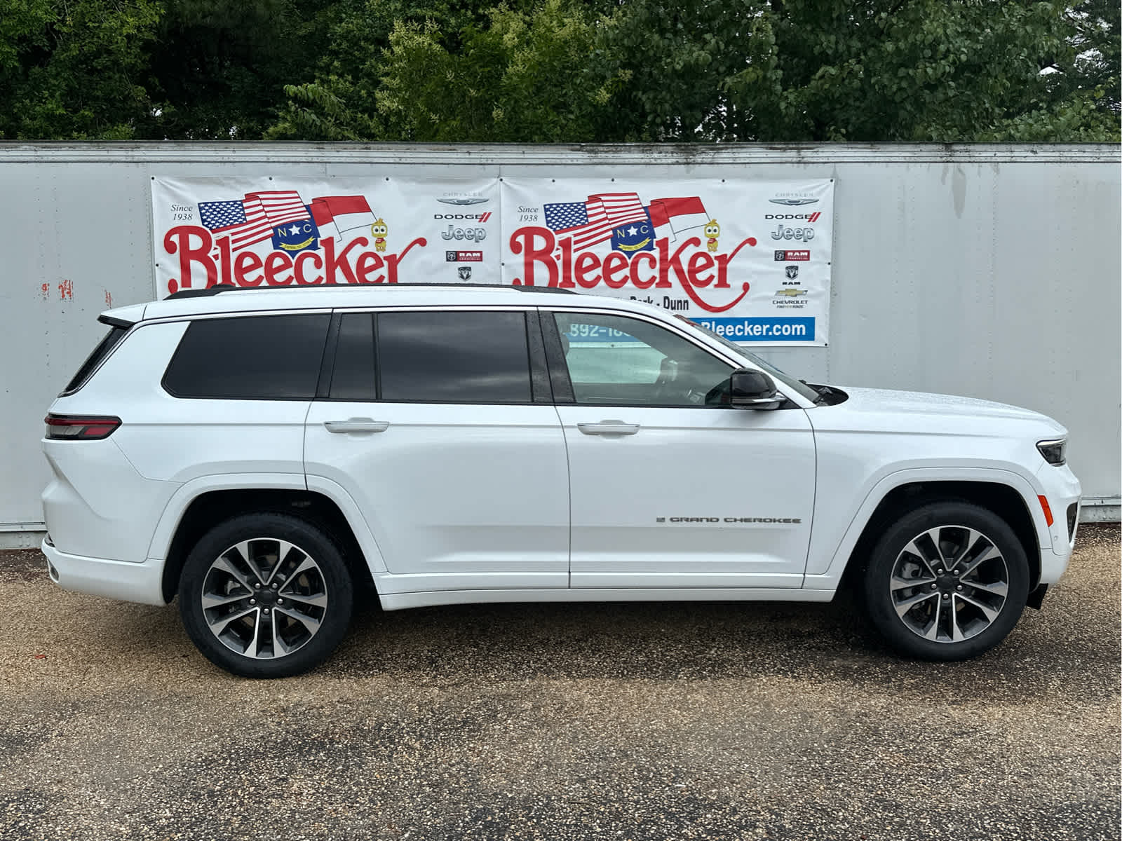 2023 Jeep Grand Cherokee Overland photo 2