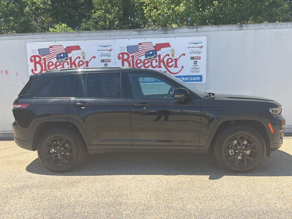 Used 2025 Jeep Grand Cherokee Altitude SUV