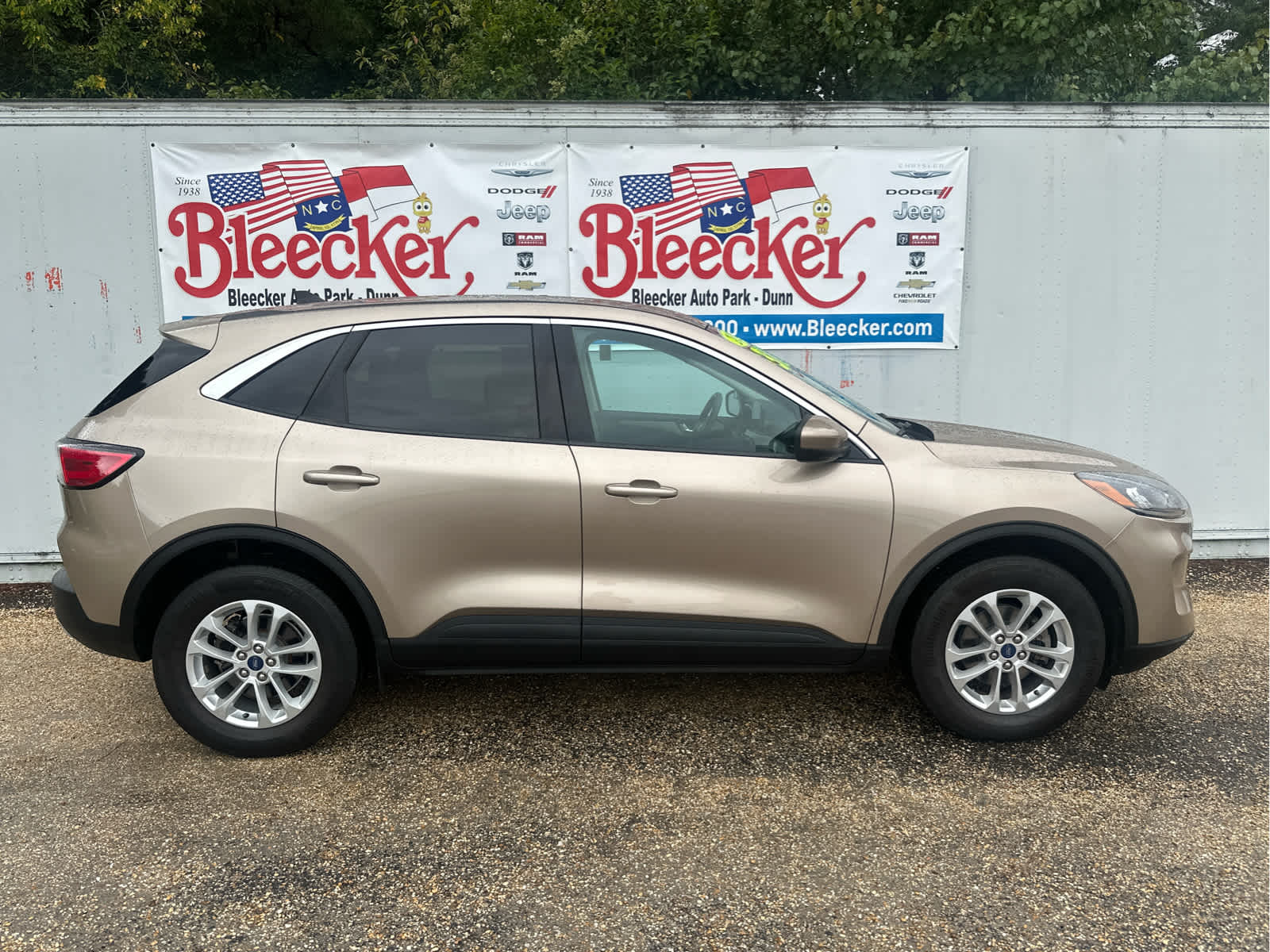 2021 Ford Escape SE photo 2