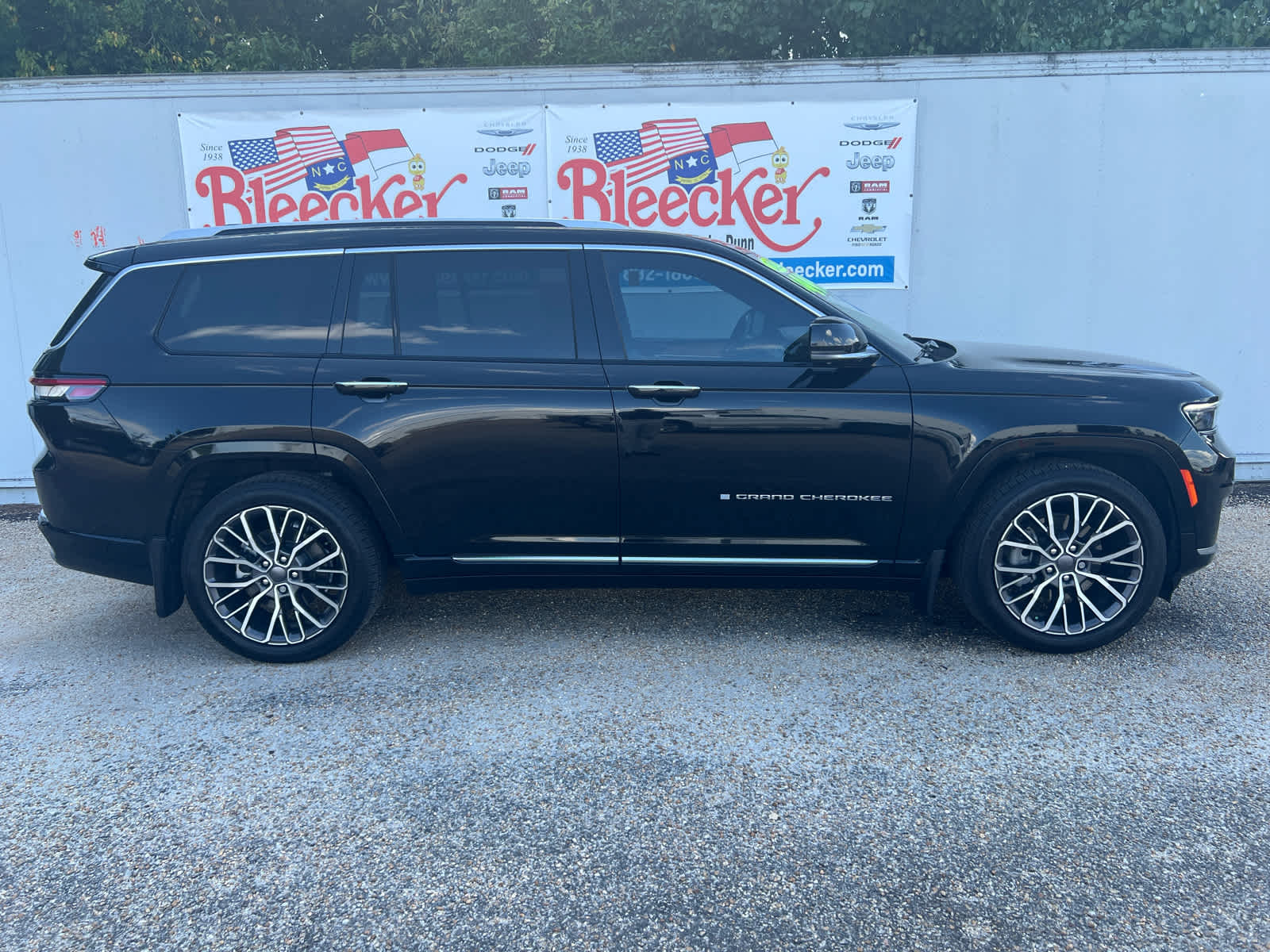 2021 Jeep Grand Cherokee L Summit Reserve photo 2