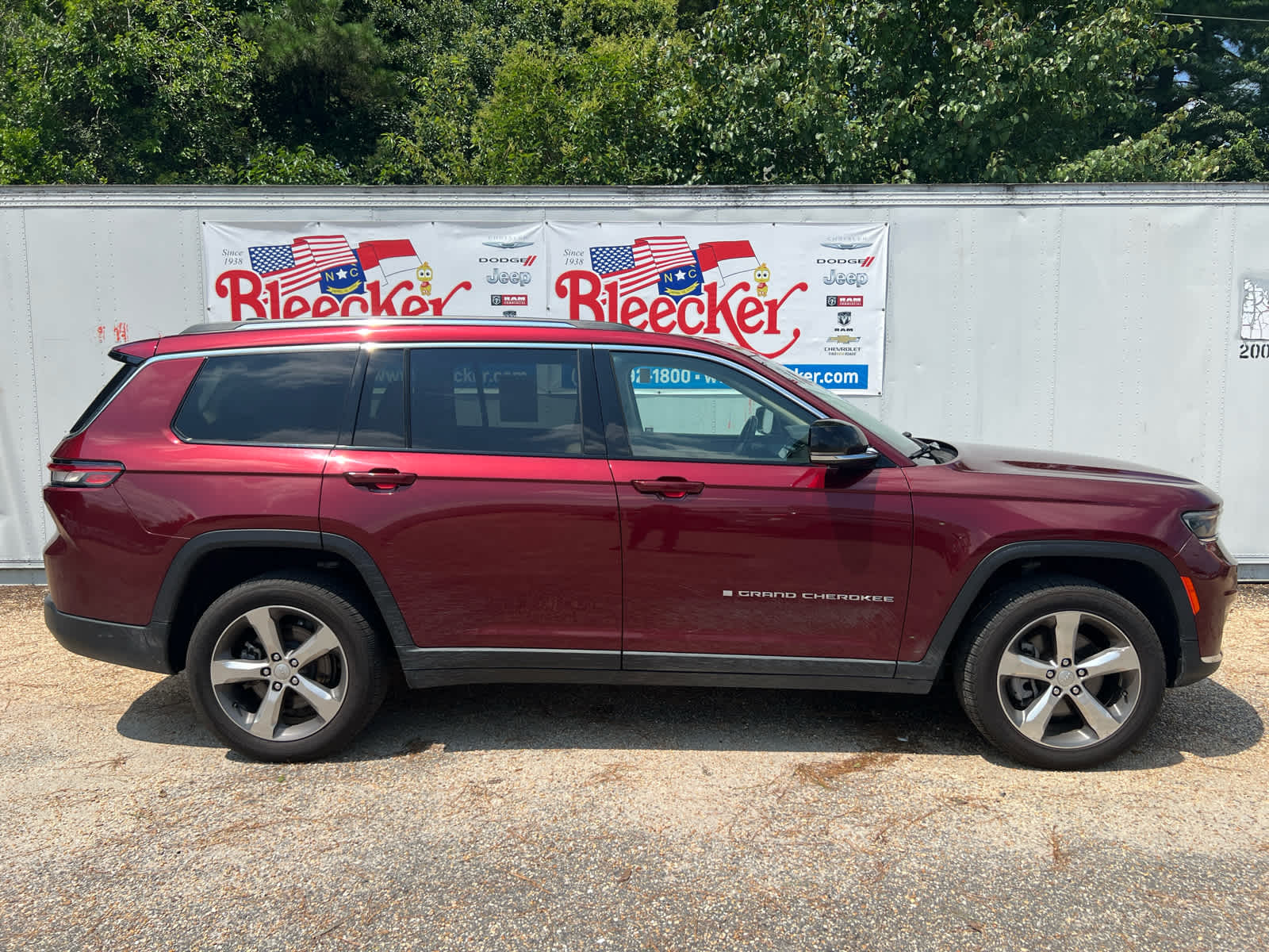 2021 Jeep Grand Cherokee L photo 2