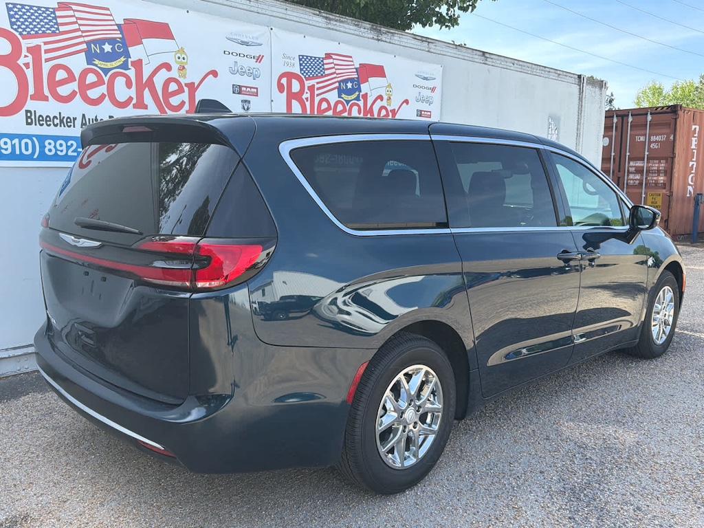 Used 2025 Chrysler Pacifica Select