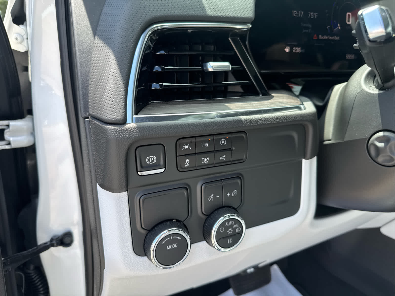 2025 Chevrolet Suburban Premier - Photo 25