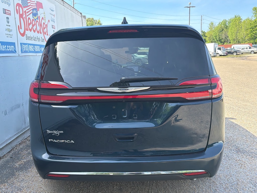 Used 2025 Chrysler Pacifica Select