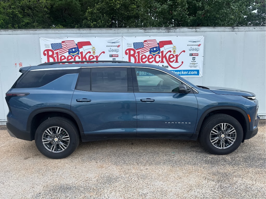 Used 2025 Chevrolet Traverse LT SUV