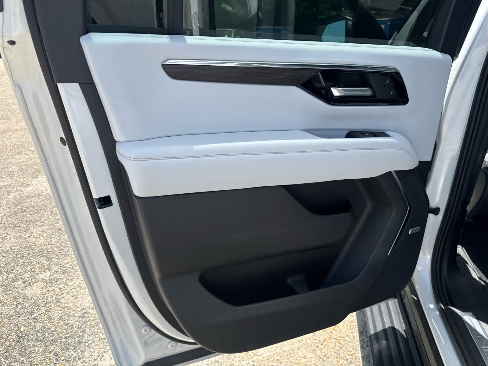 2025 Chevrolet Suburban Premier - Photo 35
