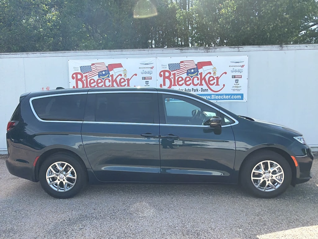 Used 2025 Chrysler Pacifica Select