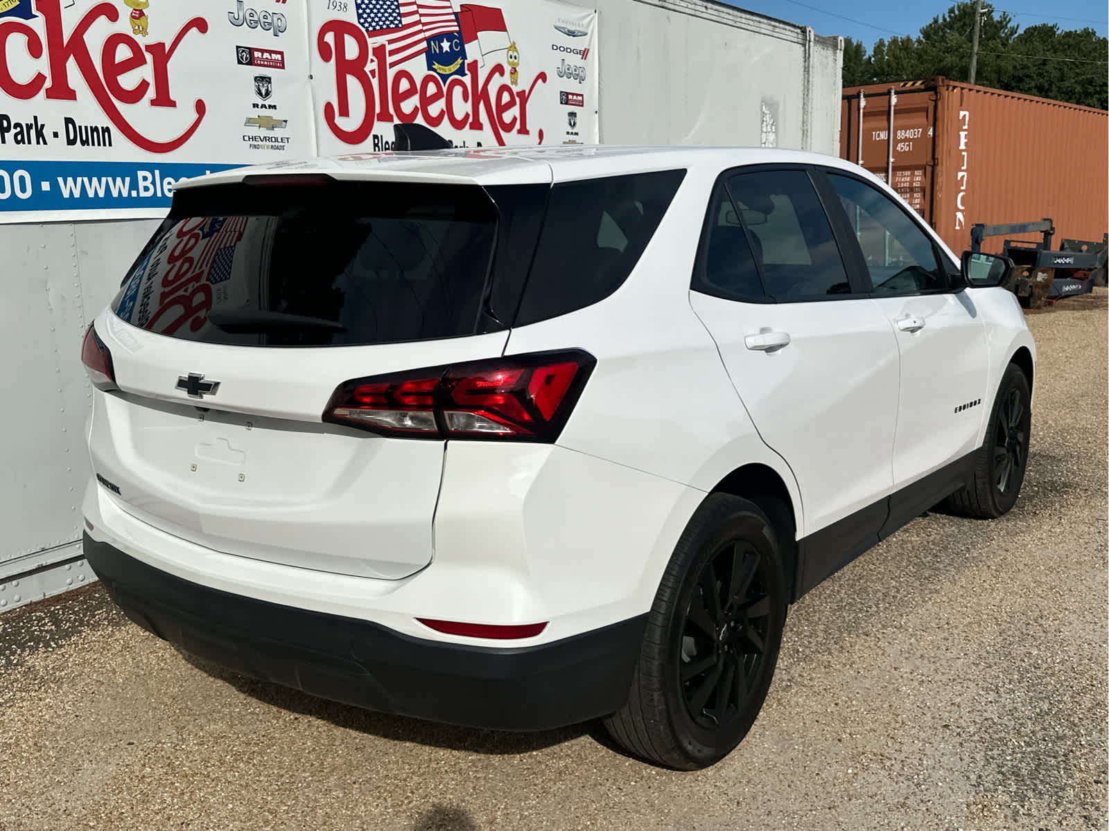 2023 Chevrolet Equinox LS photo 3