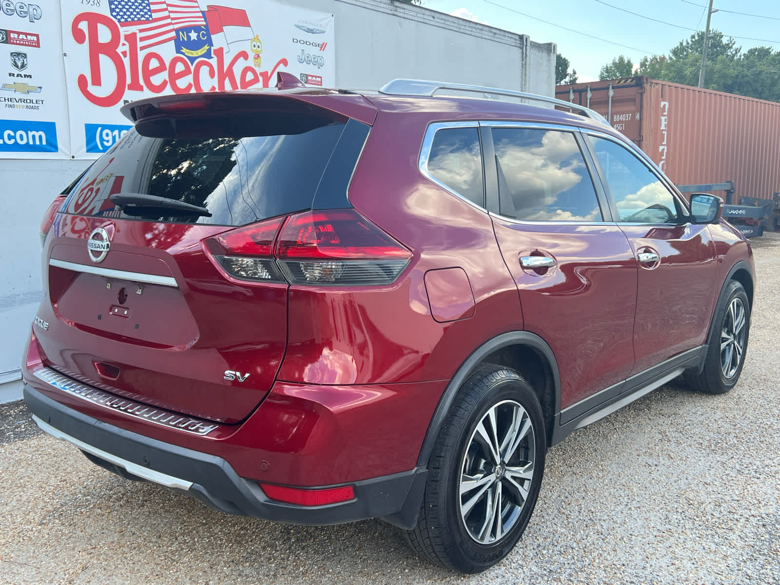 2019 Nissan Rogue SV photo 3