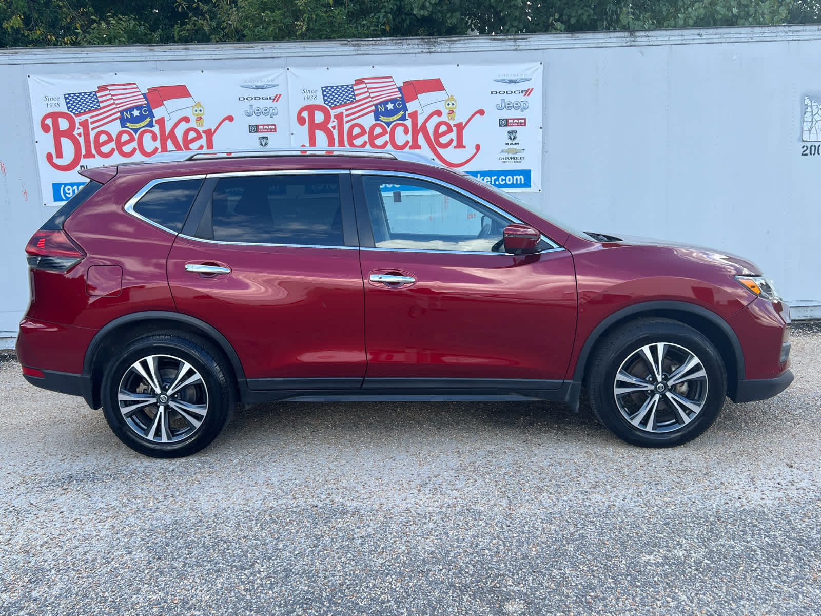 2019 Nissan Rogue SV photo 2