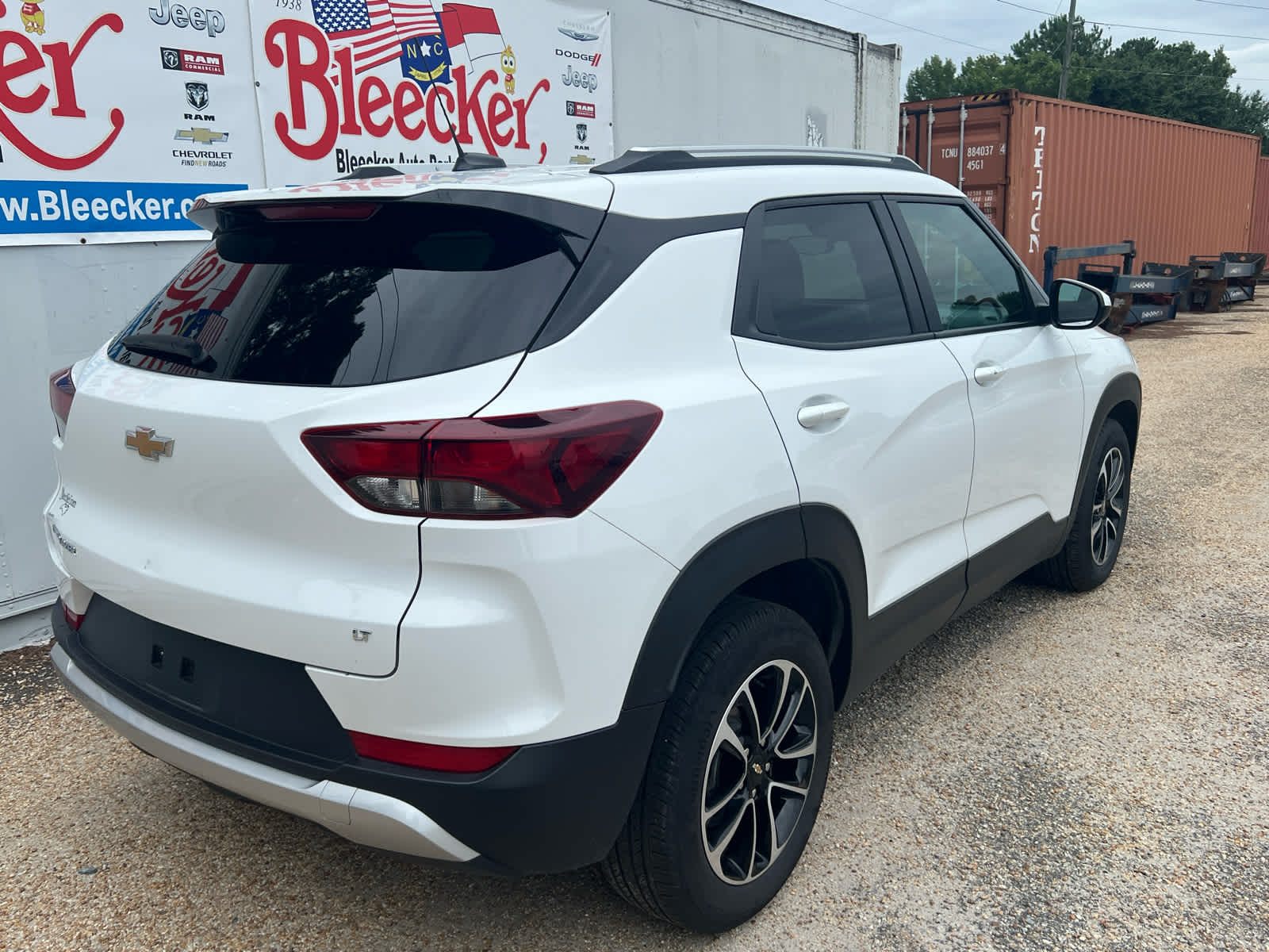2024 Chevrolet Trailblazer LT photo 2
