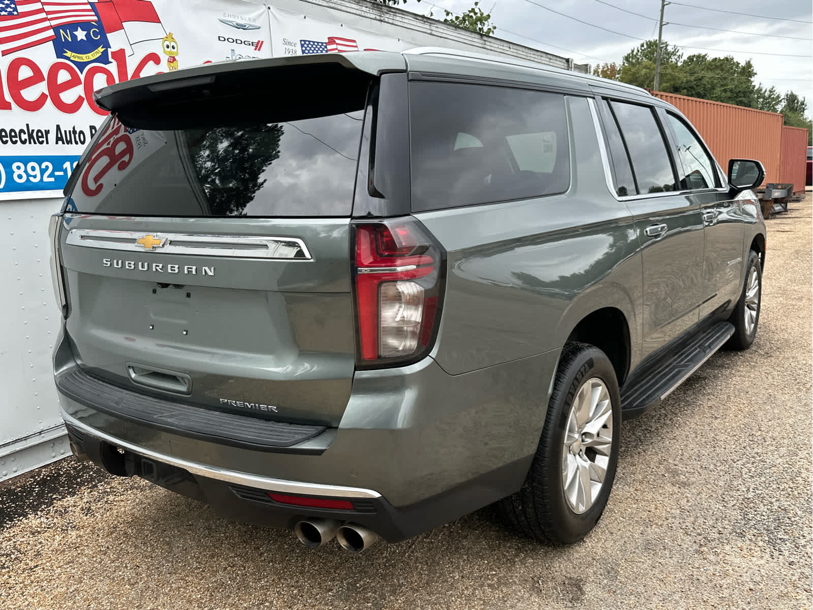 2023 Chevrolet Suburban Premier photo 2