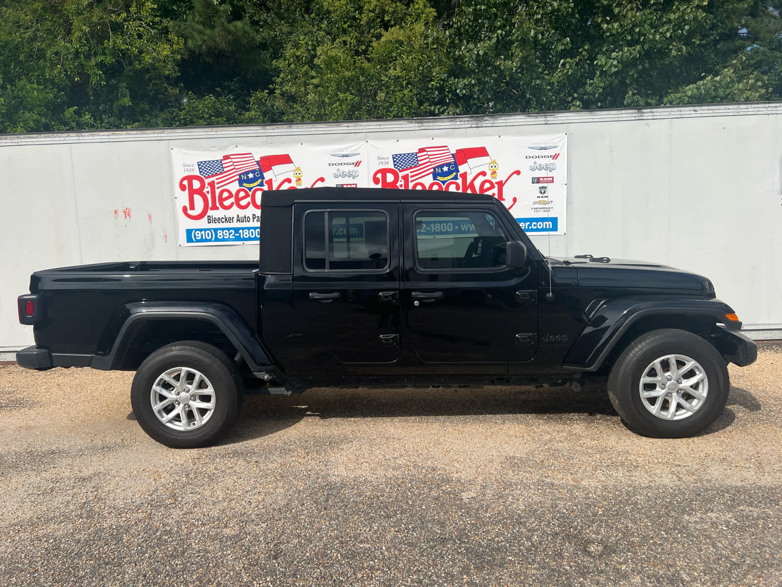 2023 Jeep Gladiator Sport S photo 2