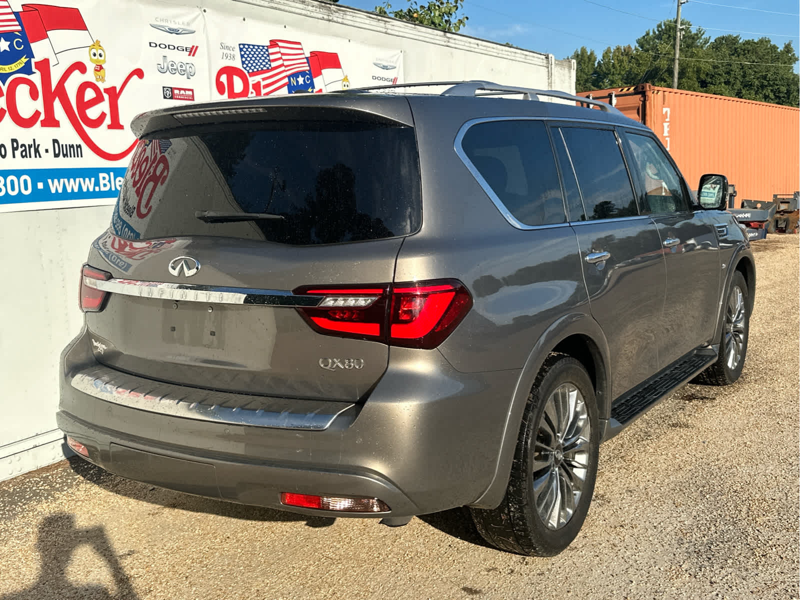 2019 Infiniti QX80 Luxe photo 2