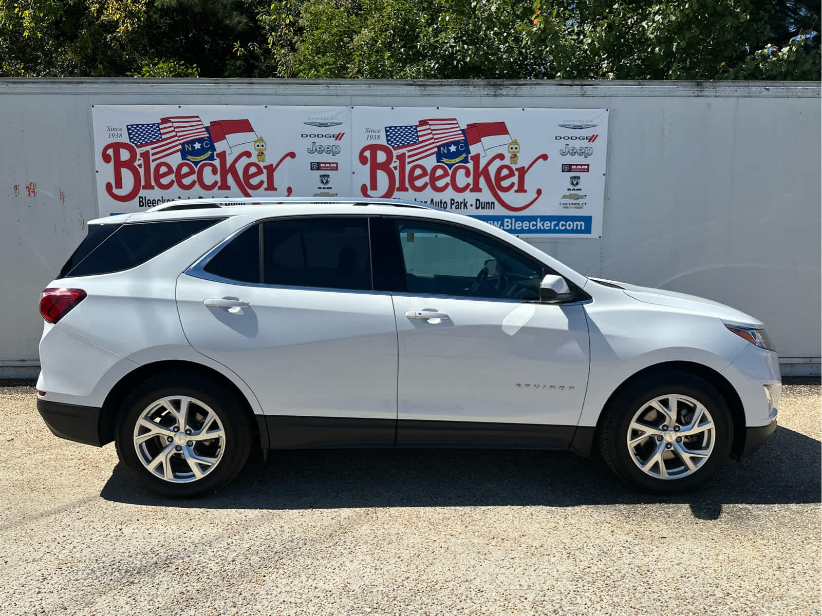2020 Chevrolet Equinox LT photo 2