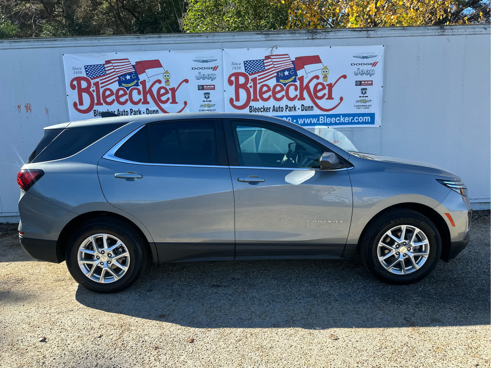 2023 Chevrolet Equinox LT photo 2