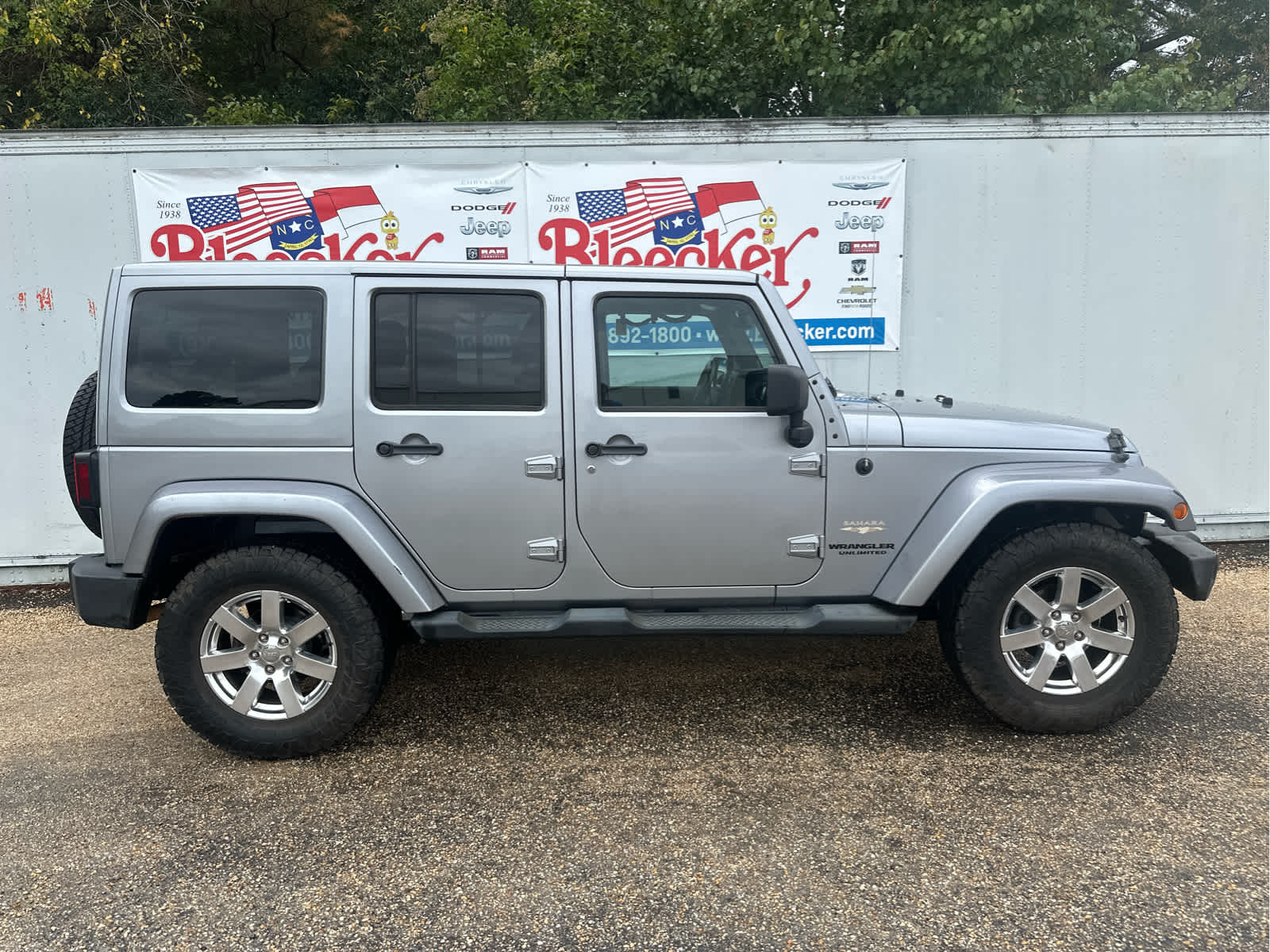2013 Jeep Wrangler Unlimited Sahara photo 2