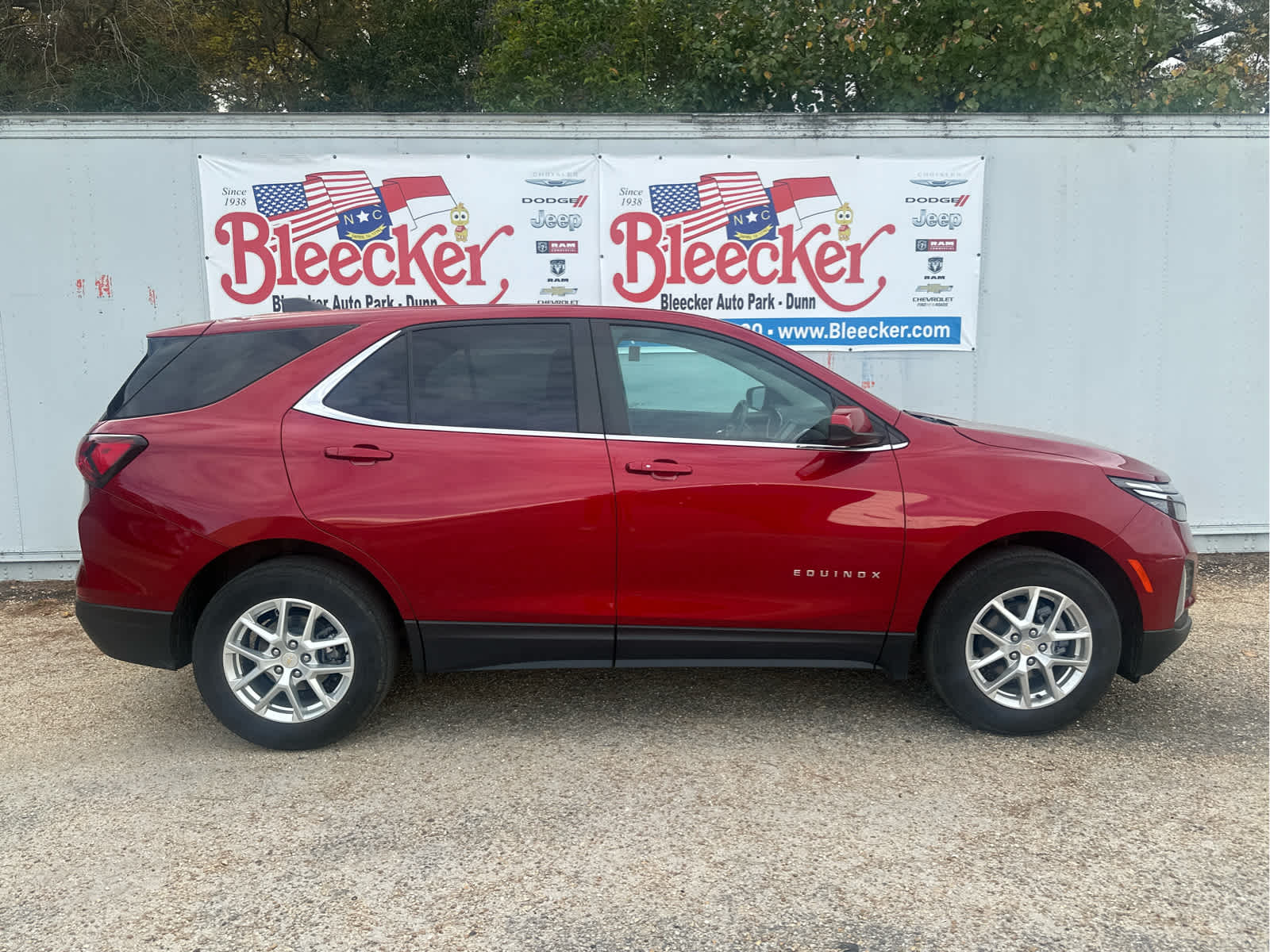2022 Chevrolet Equinox LT photo 2