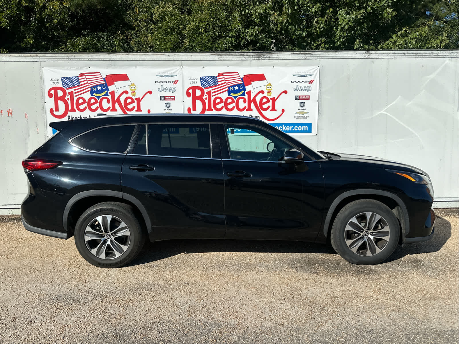 2020 Toyota Highlander XLE photo 2