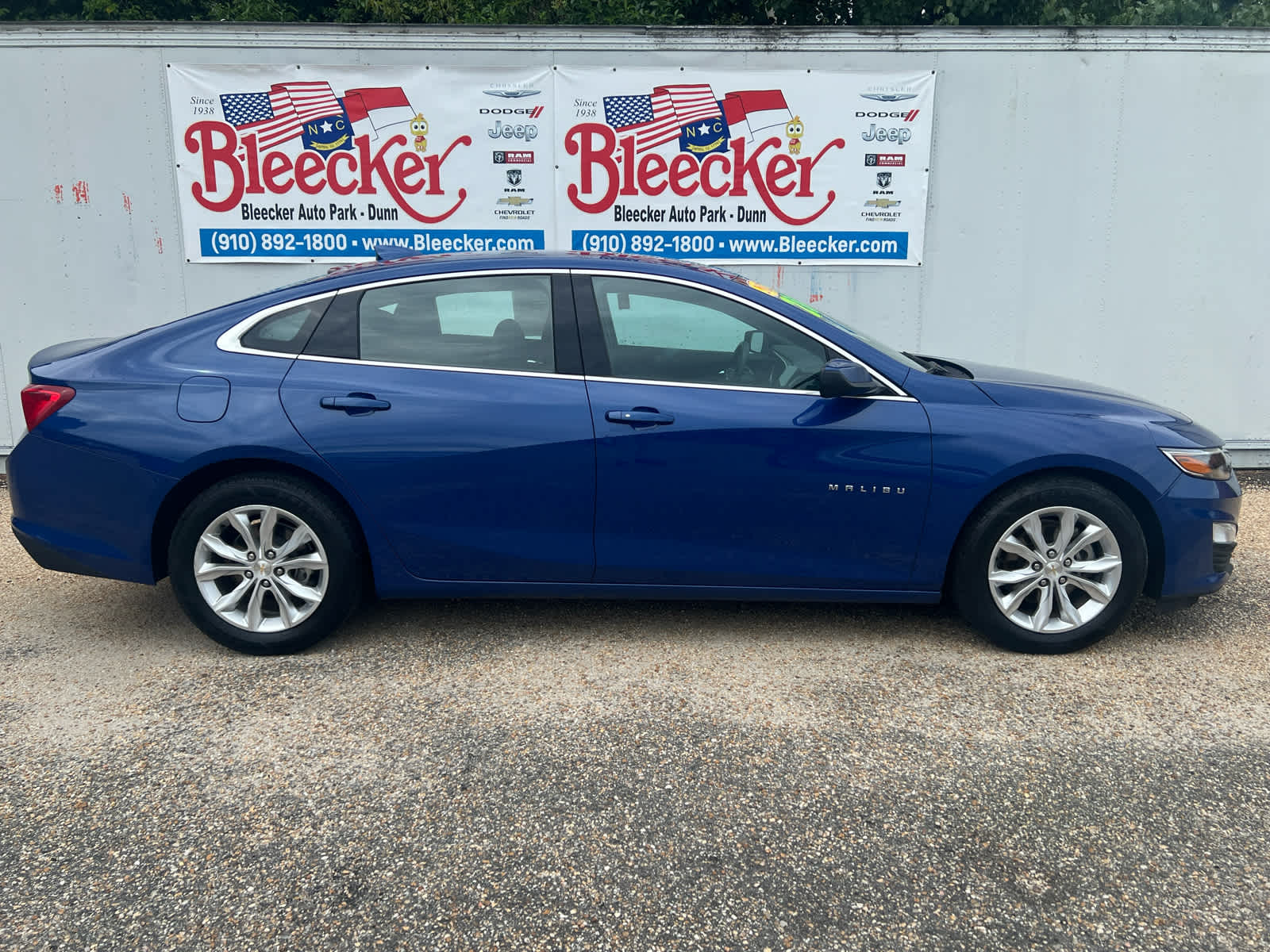 2023 Chevrolet Malibu 1LT photo 2