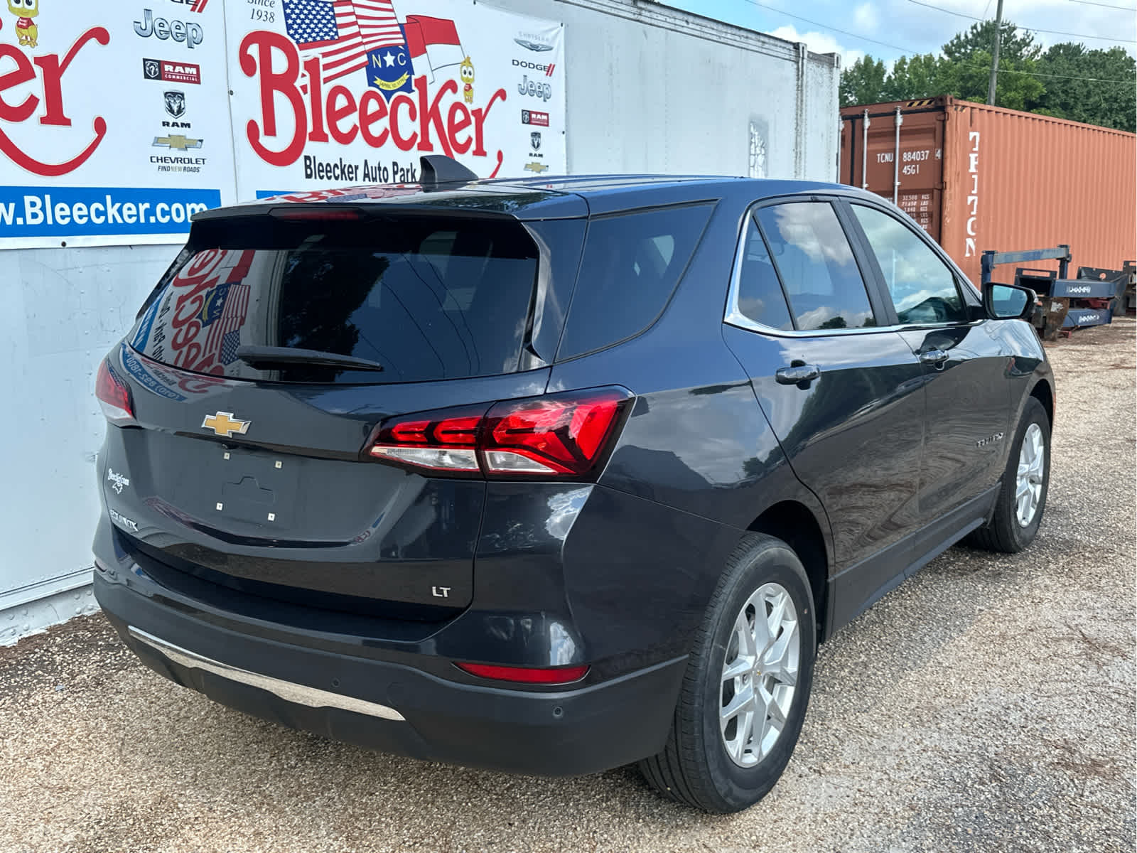 2022 Chevrolet Equinox LT photo 2