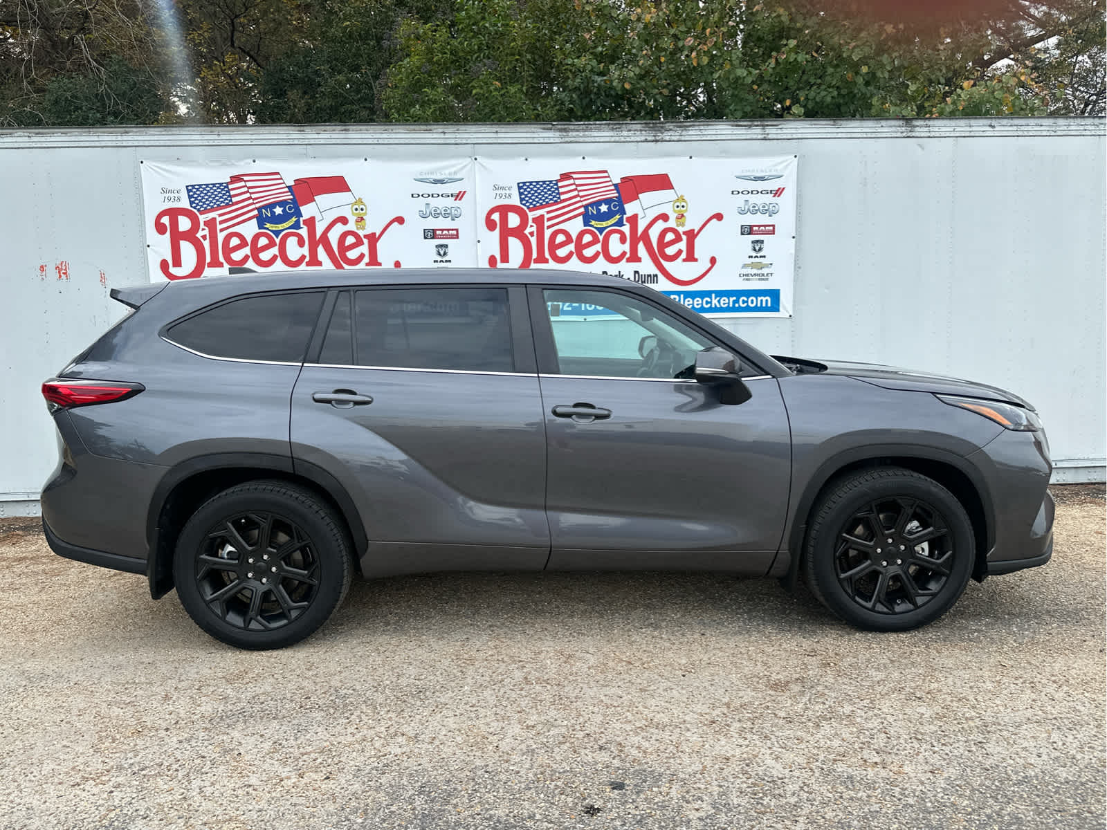 2023 Toyota Highlander L photo 2