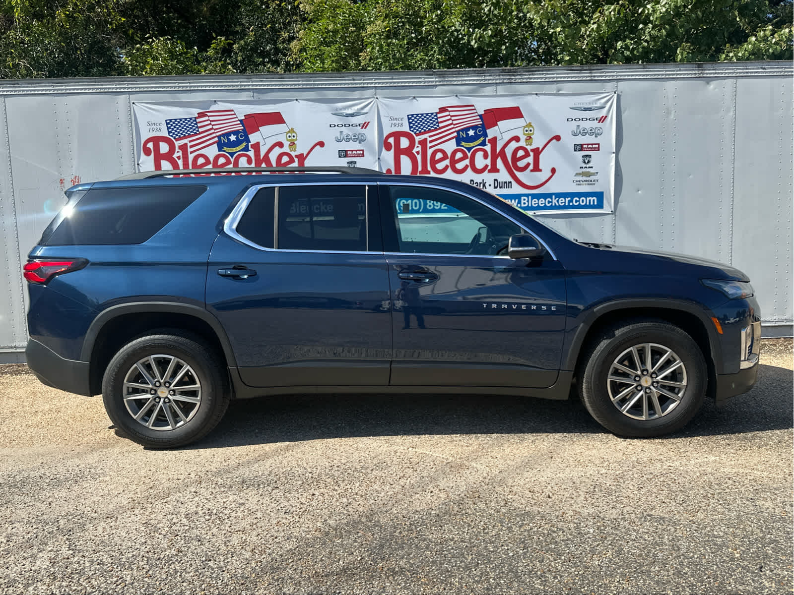 2022 Chevrolet Traverse Leather photo 2