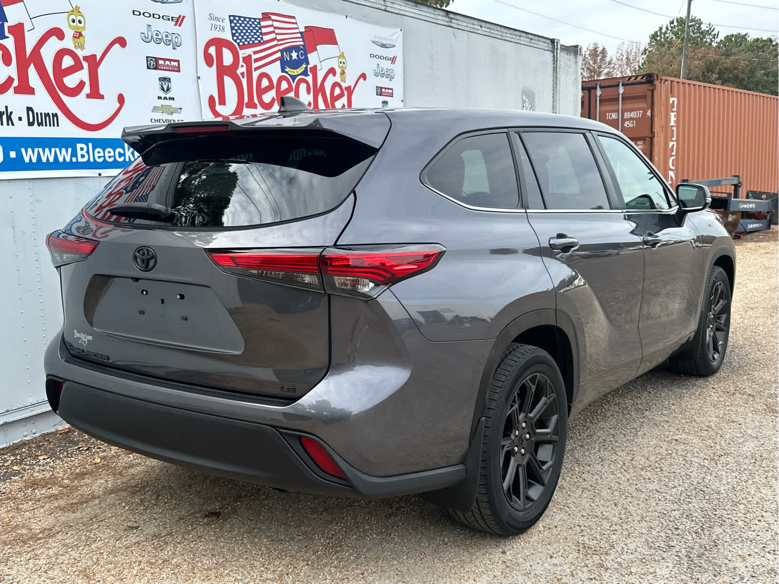 2023 Toyota Highlander L photo 3