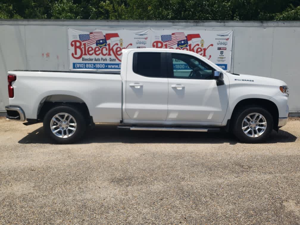 2023 Chevrolet Silverado 1500 LT photo 2