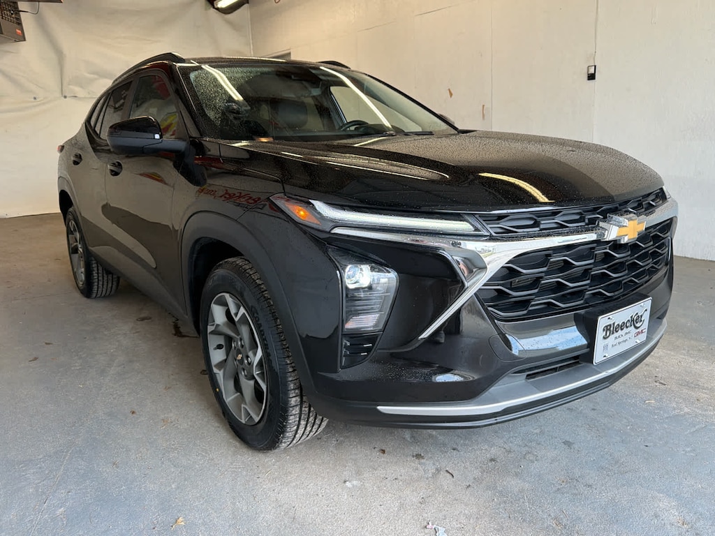 Used 2025 Chevrolet Trax LT SUV