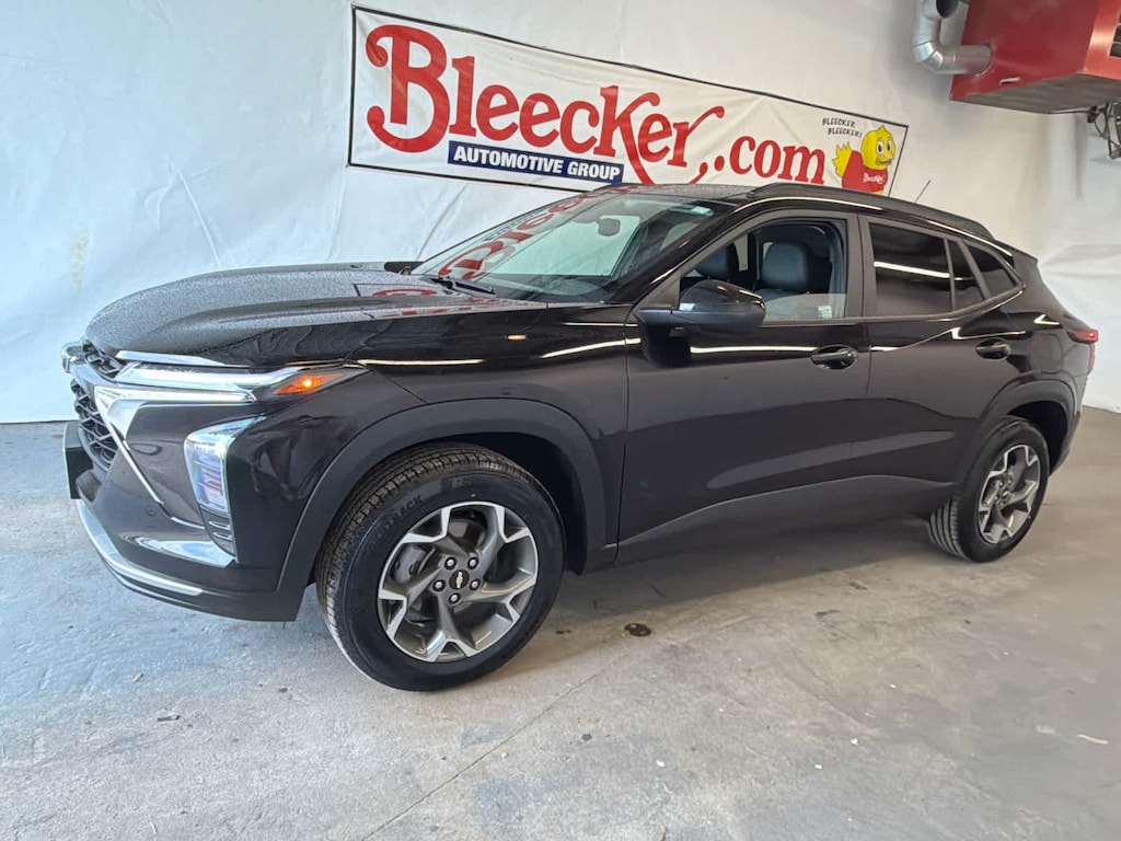 Used 2025 Chevrolet Trax LT SUV